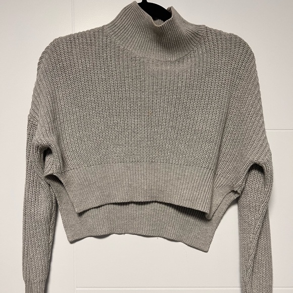Gray turtleneck crop sweater - Picture 2 of 3